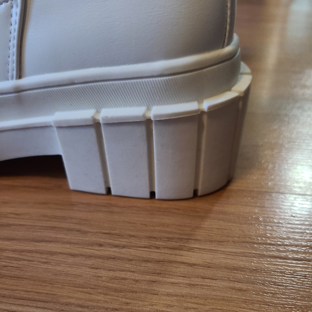 ๐ณ 2/$40 Ready Salted White Chunky Boots - size 11 - Picture 6 of 8
